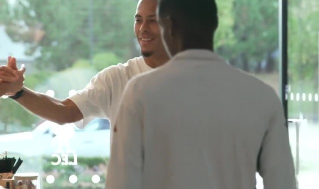 来了老弟！利物浦队长范迪克与伊萨克拥抱，欢迎后者加盟球队