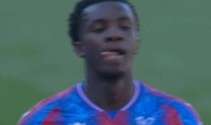 范大将军现场见证恩凯提亚登场1分钟假摔染黄 10分钟便被罚下