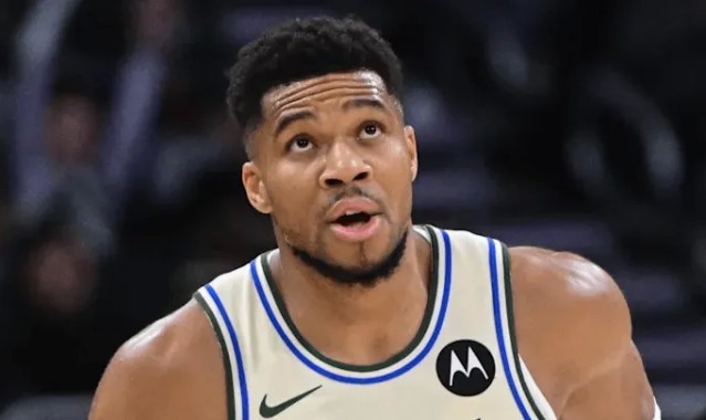 开云体育官网-字母哥三节7投5中，罚球6中3得到13分11篮板4助攻2失误